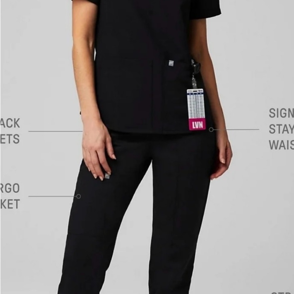 Fabletics Method Scrub Set – Black (L Top & L Short Pants)